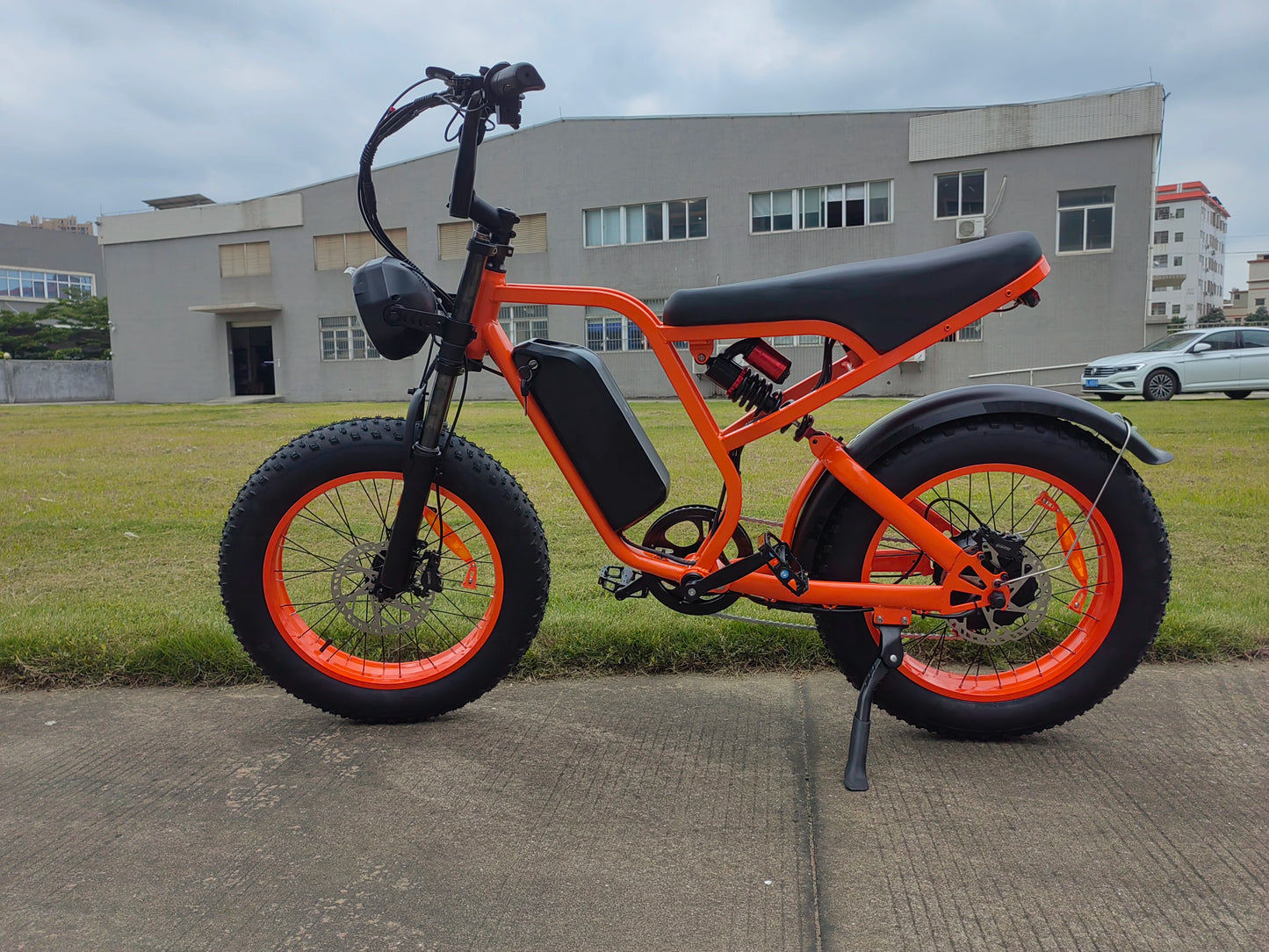B8 Electric Bike 1500W Motor 32MPH 80-Mile Range Removable Battery