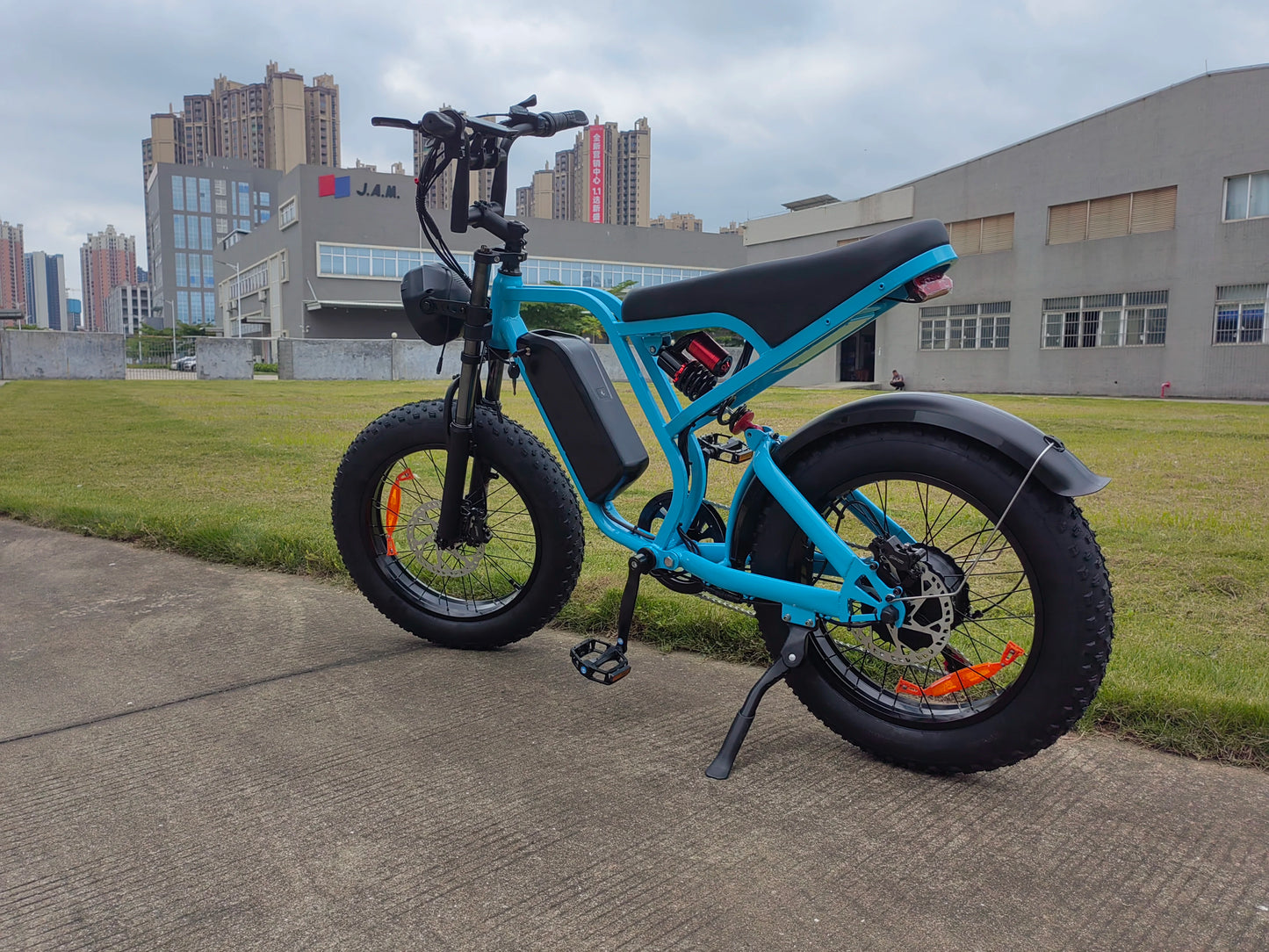 B8 Electric Bike 1500W Motor 32MPH 80-Mile Range Removable Battery